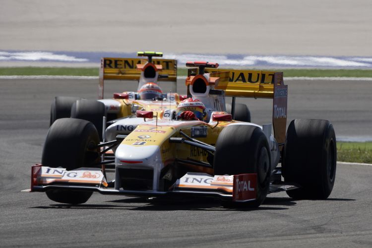 Alonso und Piquet in ihren schwerfälligen R29