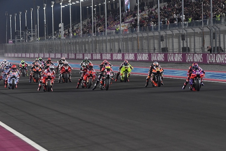 Der große Moment: Die MotoGP Grand-Prix Saison ist eröffnet. 22 Maschinen brüllen in die Nacht