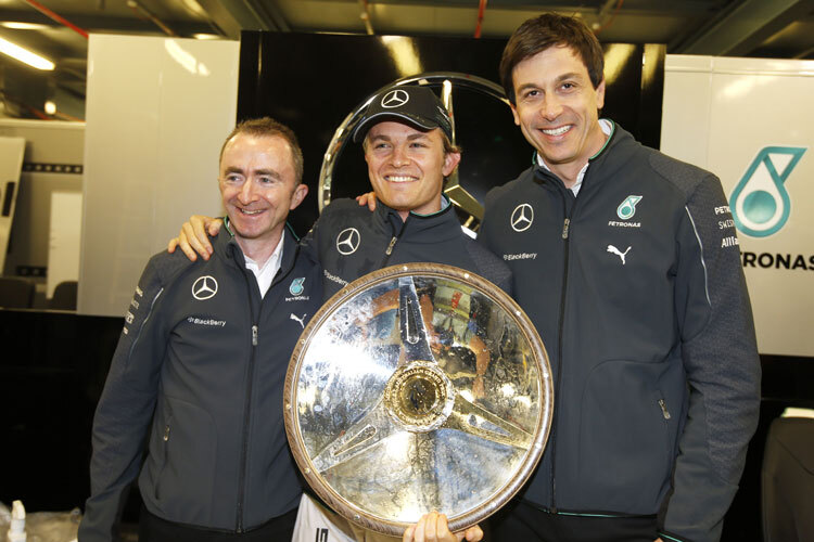 Paddy Lowe, Nico Rosberg und Toto Wolff feiern den ersten Saisonsieg