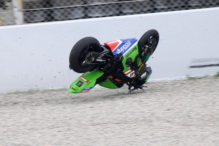 Jonathan Rea's Kawasaki literally flew into the gravel bed