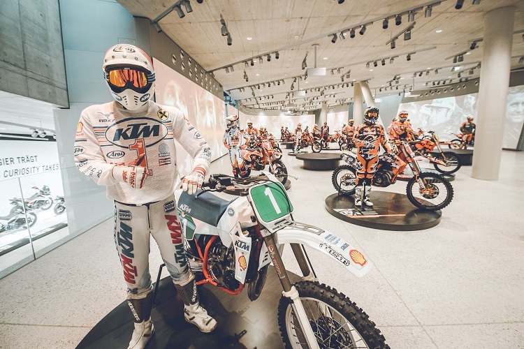 Die KTM-Erfolgsgeschichte wird in der Motohall präsentiert