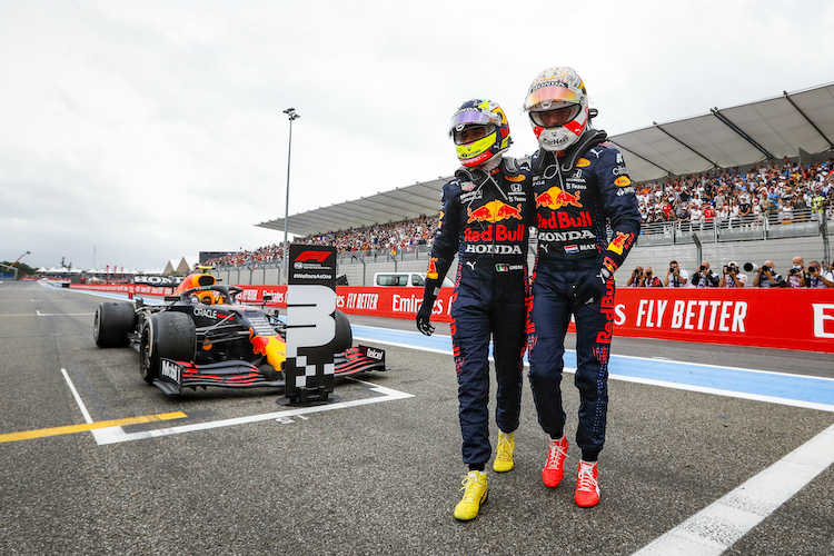 Sergio Pérez und Max Verstappen in Frankreich, hinten das Auto des drittplatzierten Mexikaners