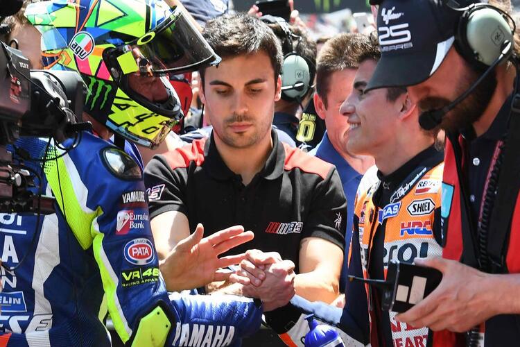 Bild 5: Erster Handshake nach dem Sepang-Clash zwischen Rossi und Márquez