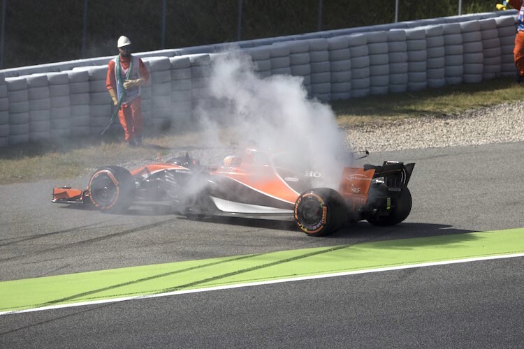 Motorschaden im McLaren von Fernando Alonso
