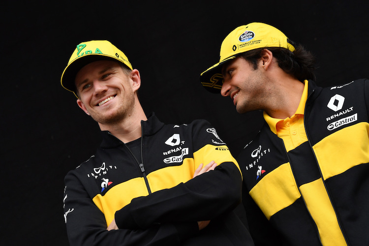 Carlos Sainz (re.) war in der vergangenen Saison Teamkollege von Nico bei Renault