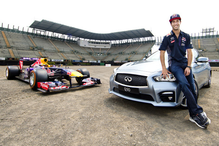 Daniel Ricciardo vor kurzem bei einem PR-Termin, hinten die Tribünen des Baseball-Stadions