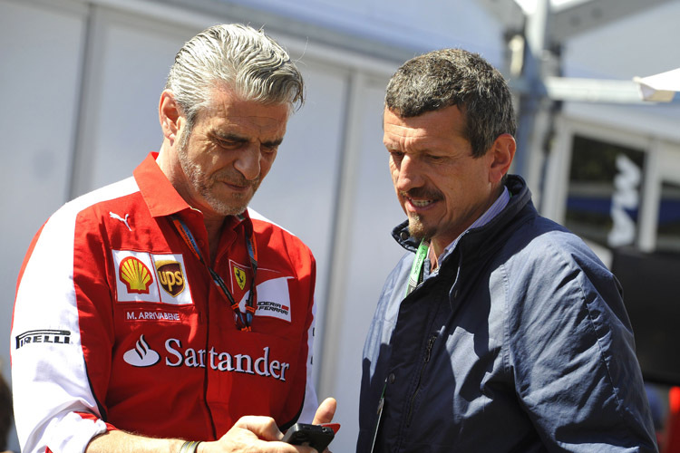 Enge Zusammenarbeit: Haas-F1-Teamchef Günther Steiner (rechts) und Ferrari-Teamchef Maurizio Arrivabene