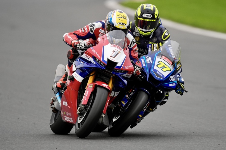 Kyle Ryde (#77) kämpfte Tommy Bridewell (#1) in Brands Hatch nieder