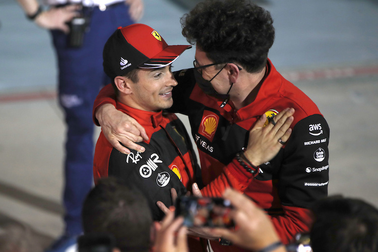 Freude herrscht: Ferrari-Teamchef Mattia Binotto mit Bahrain-Sieger Charles Leclerc