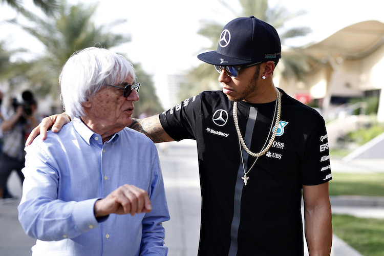Ein Bild aus friedlicheren Tagen: Bernie Ecclestone und Lewis Hamilton