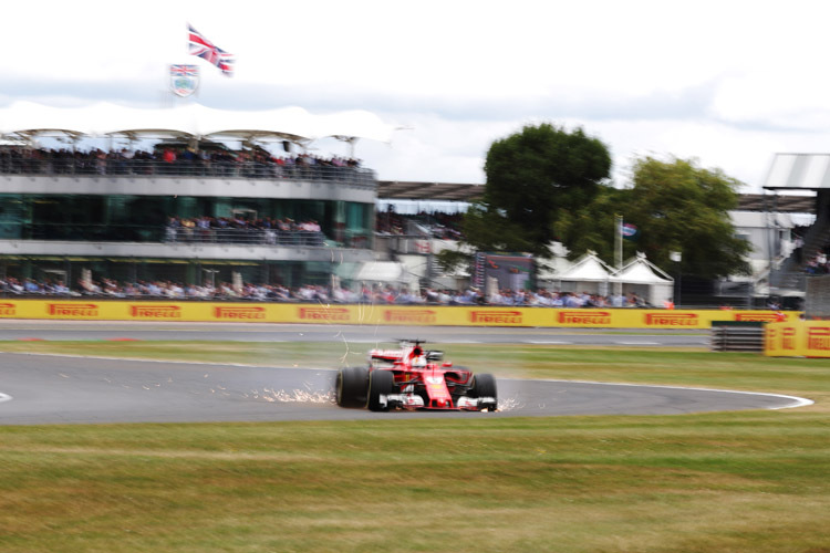 Pech für Sebastian Vettel: In der zweitletzten Runde platzte der Reifen