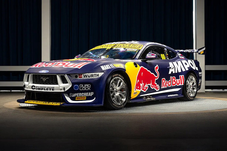 Ford Mustang im Design von Red Bull Ampol Racing