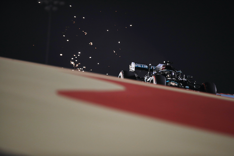 Lewis Hamilton sicherte sich die Pole zum ersten Bahrain-Kräftemessen