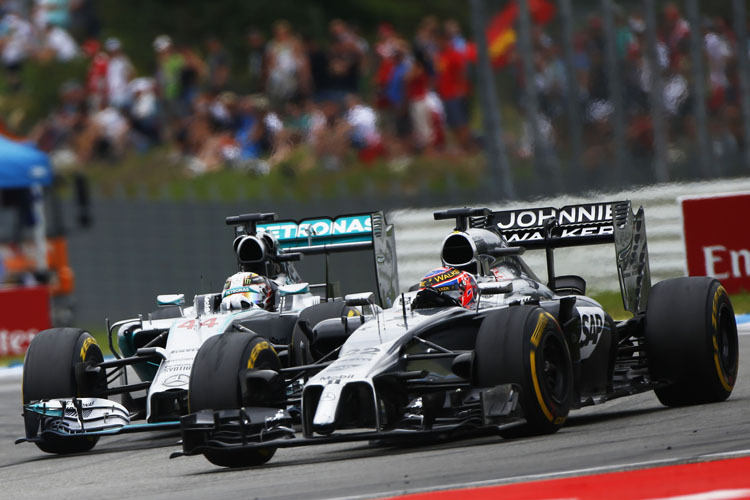 Missverständnis in der Haarnadel-Kurve: Jenson Button und Lewis Hamilton auf dem Hockenheimring 