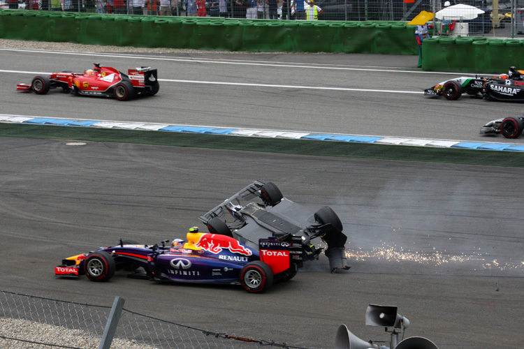 Daniel Ricciardo entgeht dem Williams von Felipe Massa