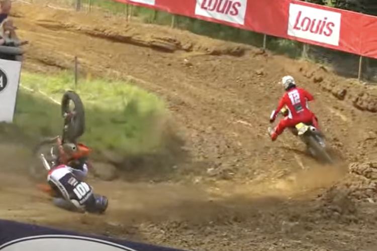 Marcel Stauffer stürzt nach einer Kollision mit Max Nagl