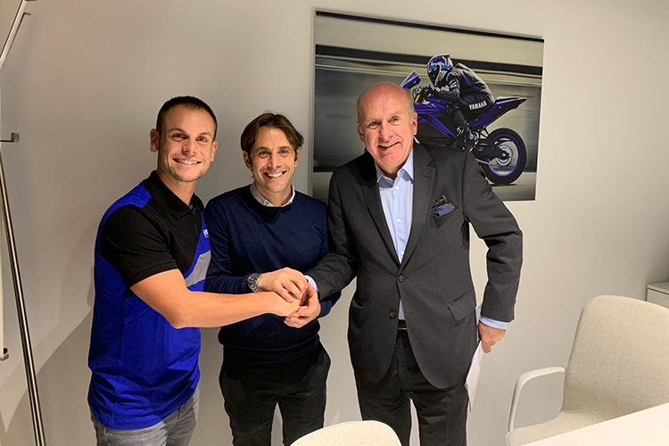 Sondro Cortese (li.) mit GRT-Manager Filippo Conti und Yamaha-Rennchef Eric de Seynes