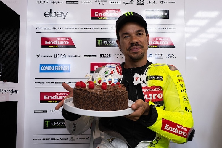 Morbidelli stolz mit der Torte