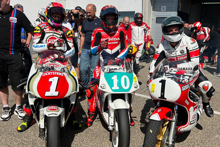 Sandro Cortese (rechts) neben Schwantz (Suzuki) und Bradl (Honda 250)