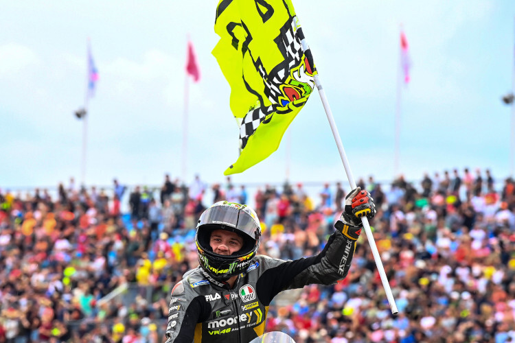 Seinen ersten MotoGP-Podestplatz bejubelte Marco Bezzecchi mit Rossi-Flagge