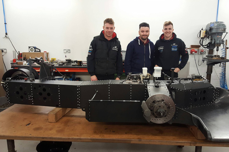 Ben (l.) und Tom (r.) Birchall zusammen mit Ricky Charlwood und dem neuen LCR 600