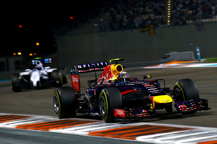 Daniel Ricciardo vor Valtteri Bottas