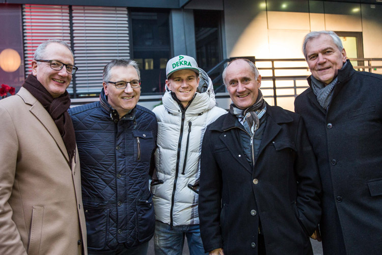 Nico Hülkenberg (Mitte) mit dem Vorstand der DEKRA SE (von links): Ivo Rauh, Stefan Kölbl (Vorsitzender), Roland Gerdon und Clemens Klinke