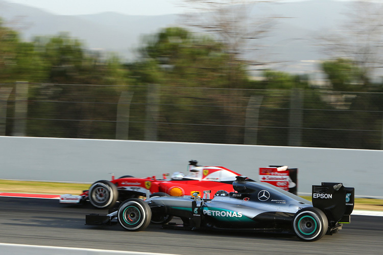 Nico Rosberg im Silberpfeil gegen Sebastian Vettel im Ferrari