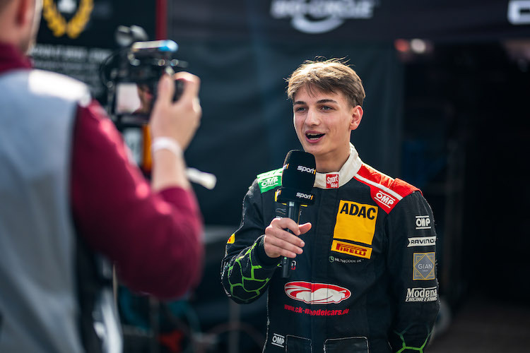 Das ADAC GT Masters läuft weiter auf SPORT1 - Youngster Jannik Julius-Bernhart im Interview beim Vorsaisontest 