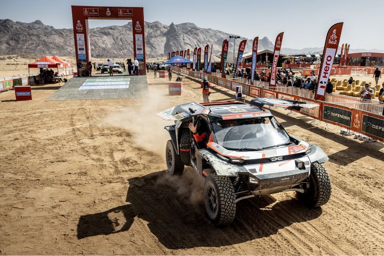 Der Start zum Prolog: Nasser Al-Attiyah-Beifahrer hat noch Zeit zum Winken