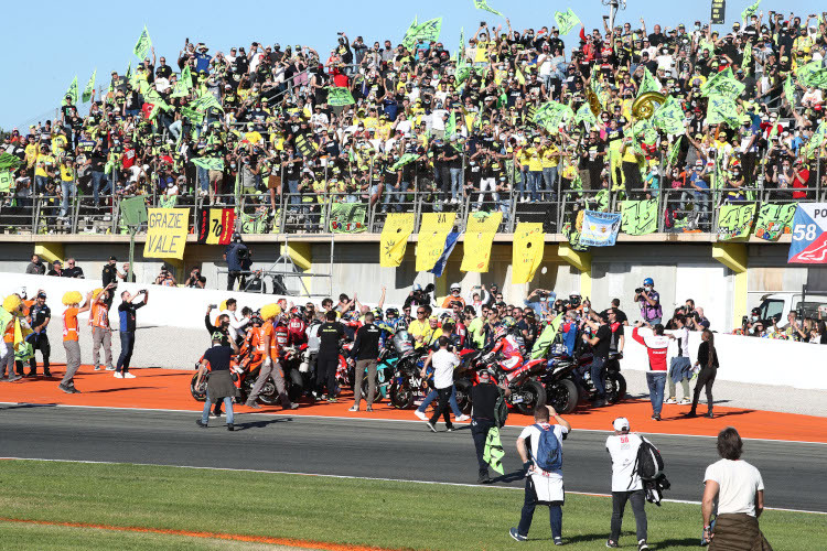 Das gesamte MotoGP-Feld verabschiedete sich nach der Zieldurchfahrt von Rossi