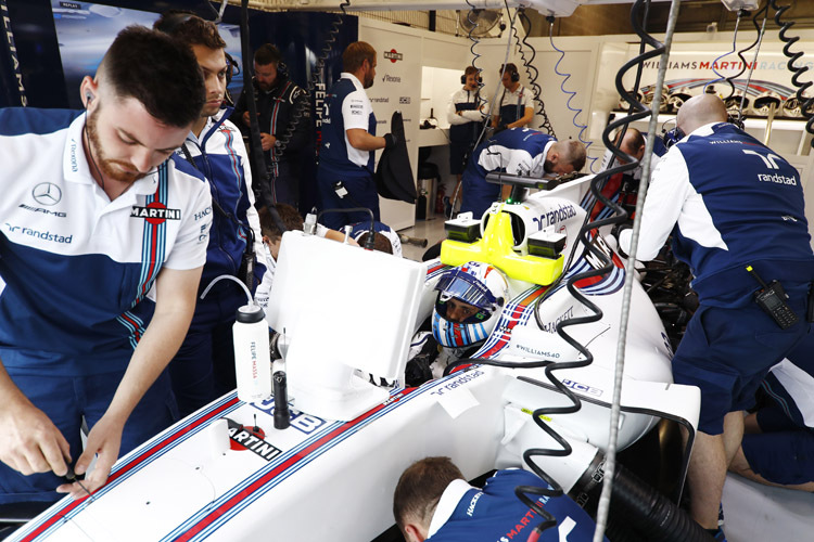 Kaum hat das Williams-Team den Renner von Felipe Massa aufgebaut, setzte der Brasilianer seinen Dienstwagen in die Reifenstapel