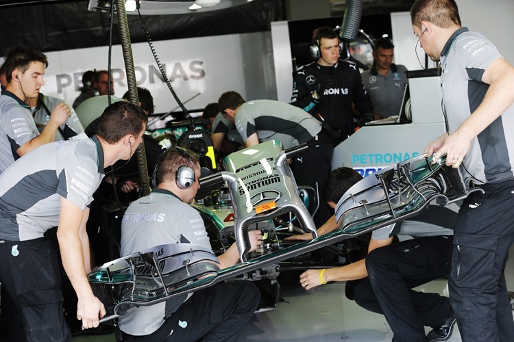 Arbeiten am Auto von Lewis Hamilton