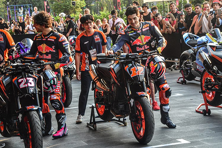 Das Red Bull KTM Team bereit für eine Demorunde