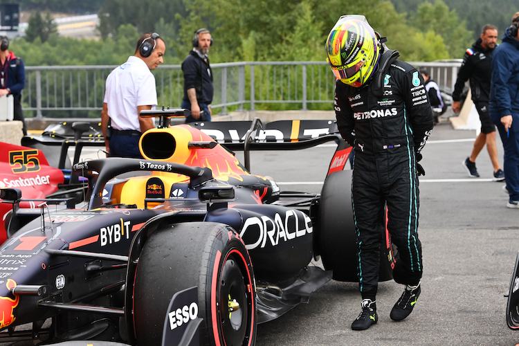 Lewis Hamilton nach dem Abschlusstraining: Ein langer Blick auf den Rennwagen von Red Bull Racing