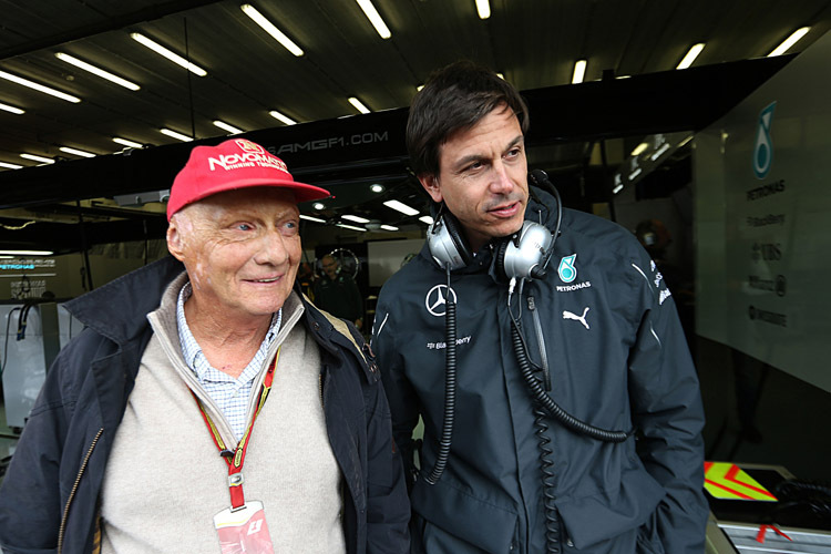 Die Mercedes-Entscheidungsträger Niki Lauda und Toto Wolff müssen sich mit Ferrari und Renault einigen, sonst droht 2016 das Ende der Motoren-Entwicklungsbeschränkungen