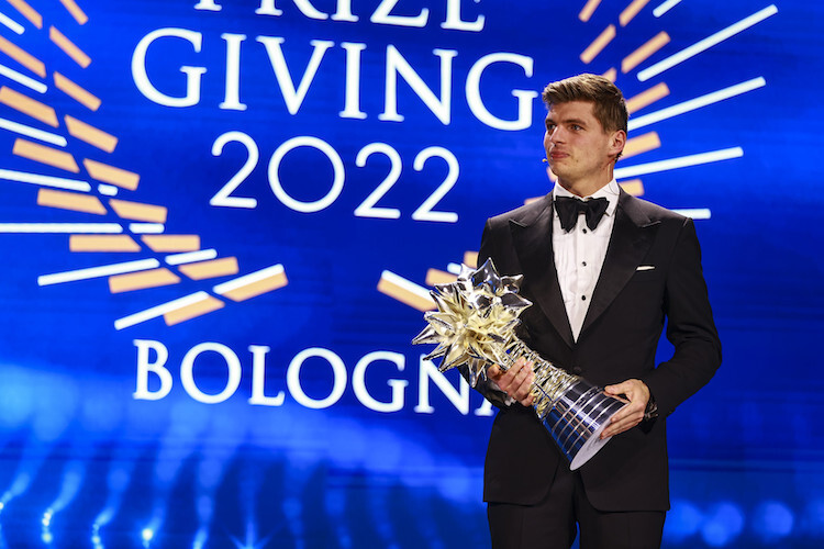 Max Verstappen durfte in Bologna die WM-Trophäe in Empfang nehmen