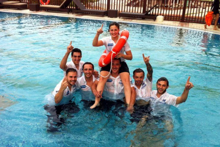 Das Team Calvo in Feierlaune: Im Pool wurde die Punktepremiere von Ana Carrasco gefeiert