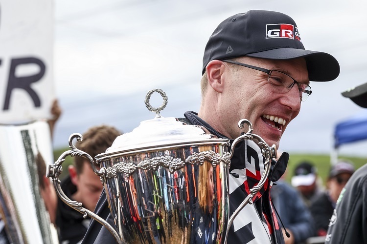 Teamchef Jari-Matti Latval freut sich über den Titel