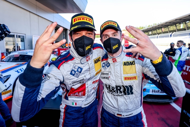 Jubel über den vierten Sieg für Gabriele Piana (li.) und Michael Schrey im der ADAC GT4 Germany