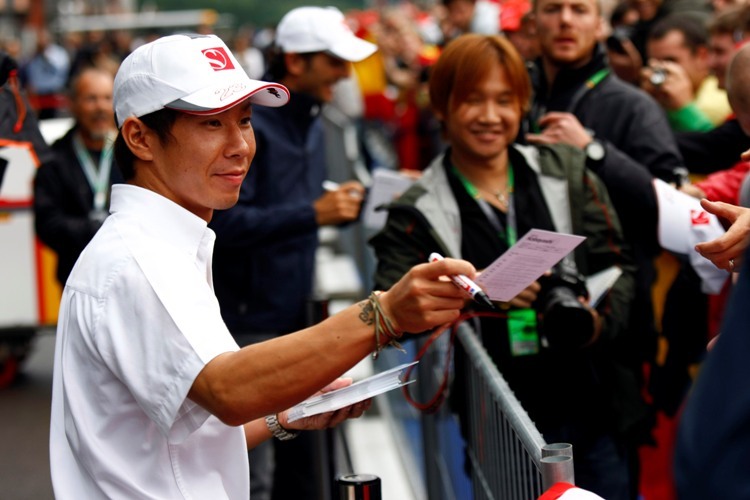 Kamui Kobayashi gab auch Peter Sauber ein Autogramm