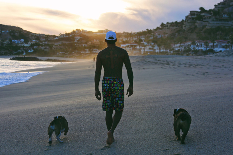 Lewis Hamilton mit seinen Hunden, nicht auf Bora-Bora