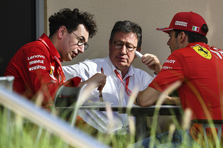 Ferrari-Teamchef Mattia Binotto, CEO Louis Camilleri, Pilot Charles Leclerc