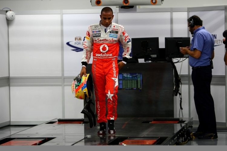 Lewis Hamilton beim Wiegen