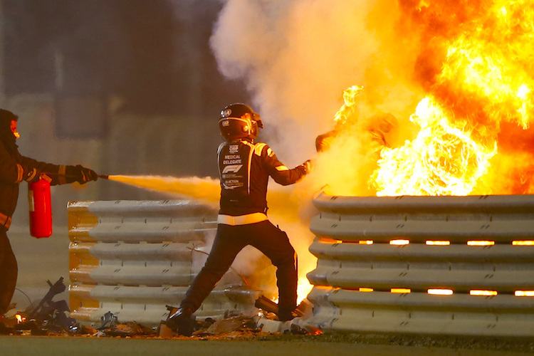 Ein Streckenposten, Rennarzt Ian Roberts und Romain Grosjean im Feuer