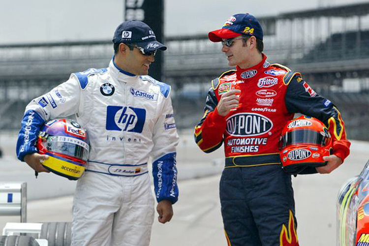 Der Kolumbianer Montoya und der US-Amerikaner Gordon beim Autotausch in Indianapolis