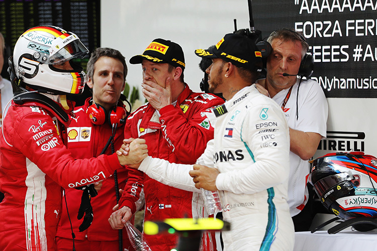 Handschlag zwischen Vettel und Hamilton, Räikkönen ist wenig begeistert