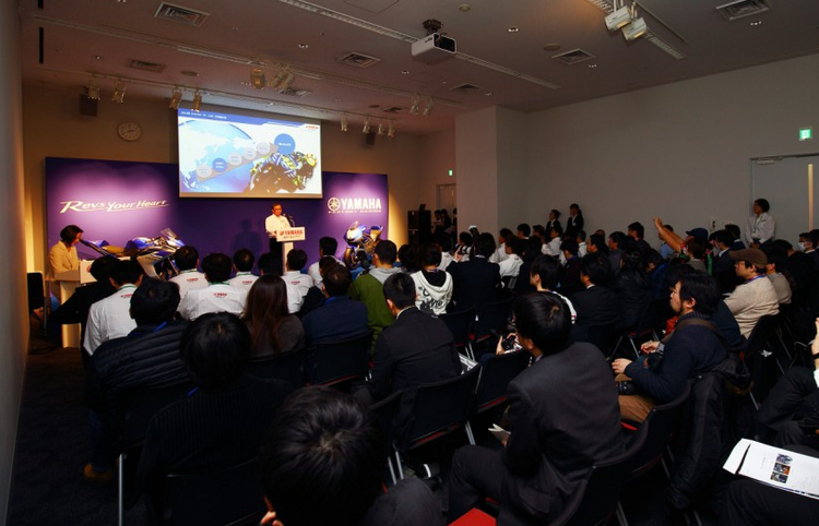 In Japan gab Takaaki Kimura, Vize-Präsident von Yamaha Motor, den Einsatz des neuen Getriebes offiziell bekannt