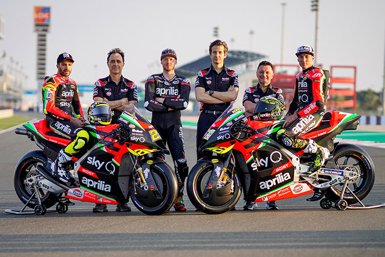 Das Aprilia-Team 2020: Iannone, Albesiano, Testfahrer Smith, Rivola und Aleix Espargaró