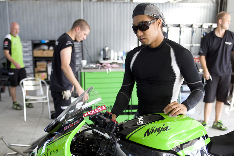 Katsuaki Fujiwara durfte Kawasakis Superbike testen